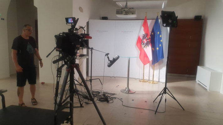 Setton bei Pressekonferenz mit Tonangel