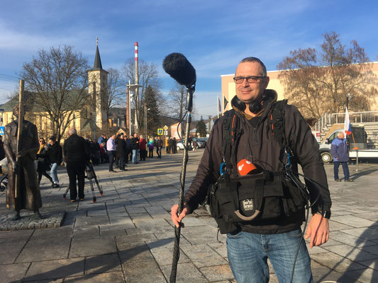 Setton im Garten – Tonangel über der Interviewpartnerin